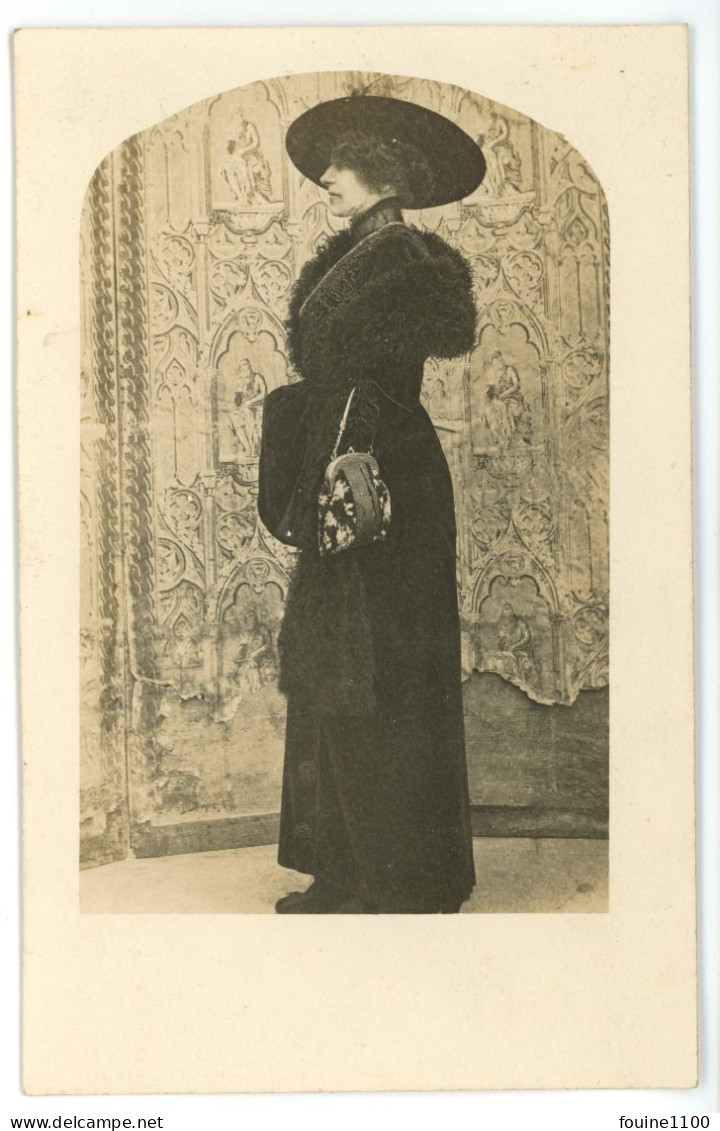 CARTE PHOTO De Femme Fourrure Mode Allure Noblesse Sac à Main Chapeau ( Art Déco ? En Arrière Fond ) - Moda