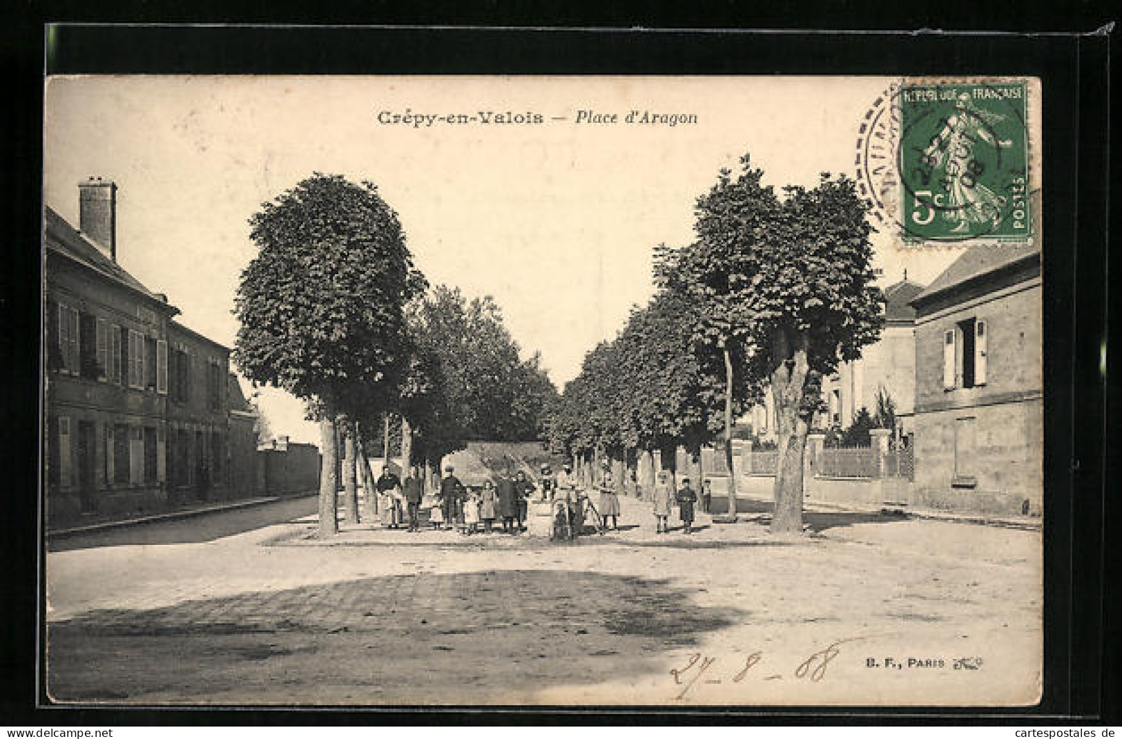 CPA Crépy-en-Valois, Place D`Aragon  - Autres & Non Classés