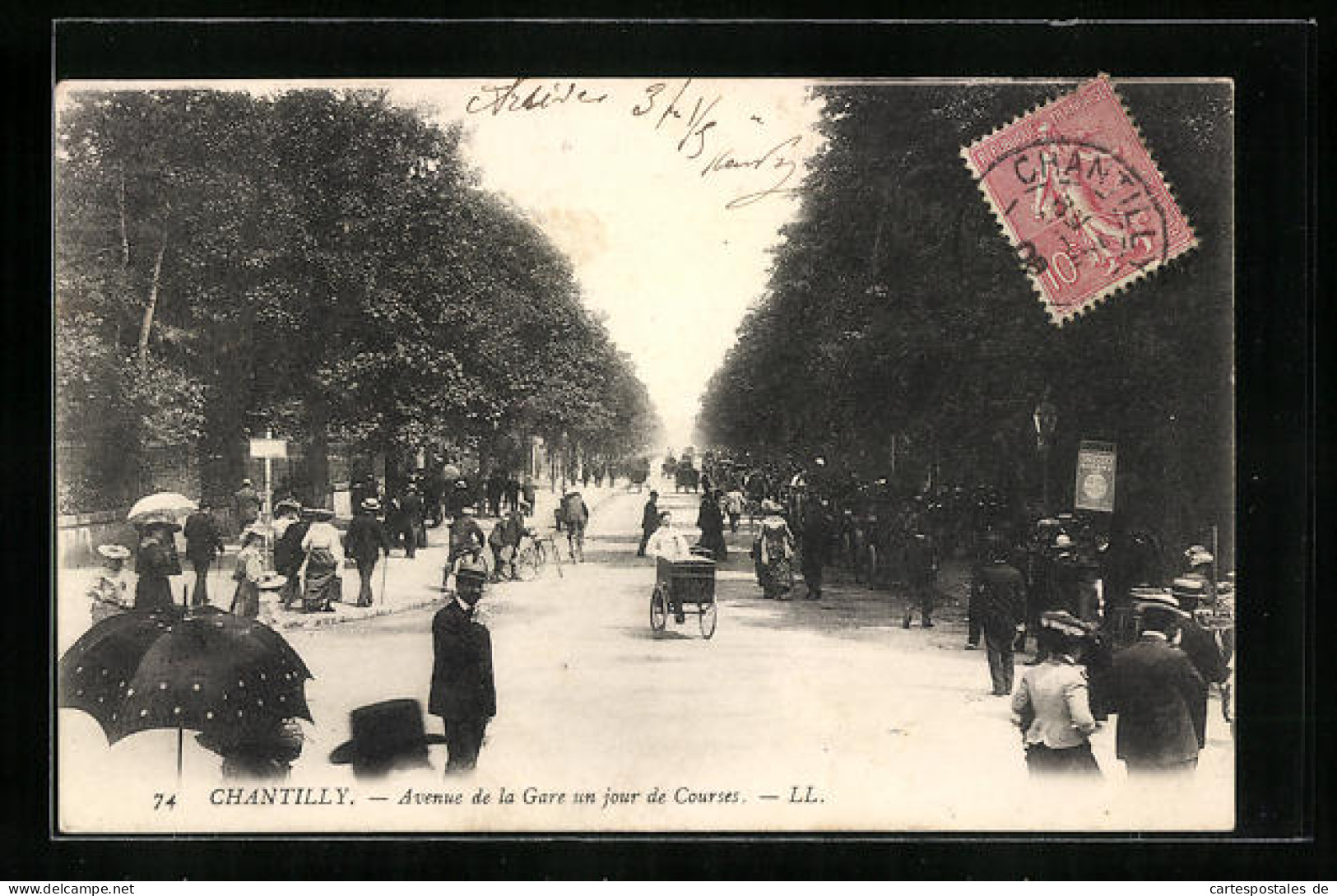 CPA Chantilly, Avenue De La Gare Un Jour De Courses  - Chantilly