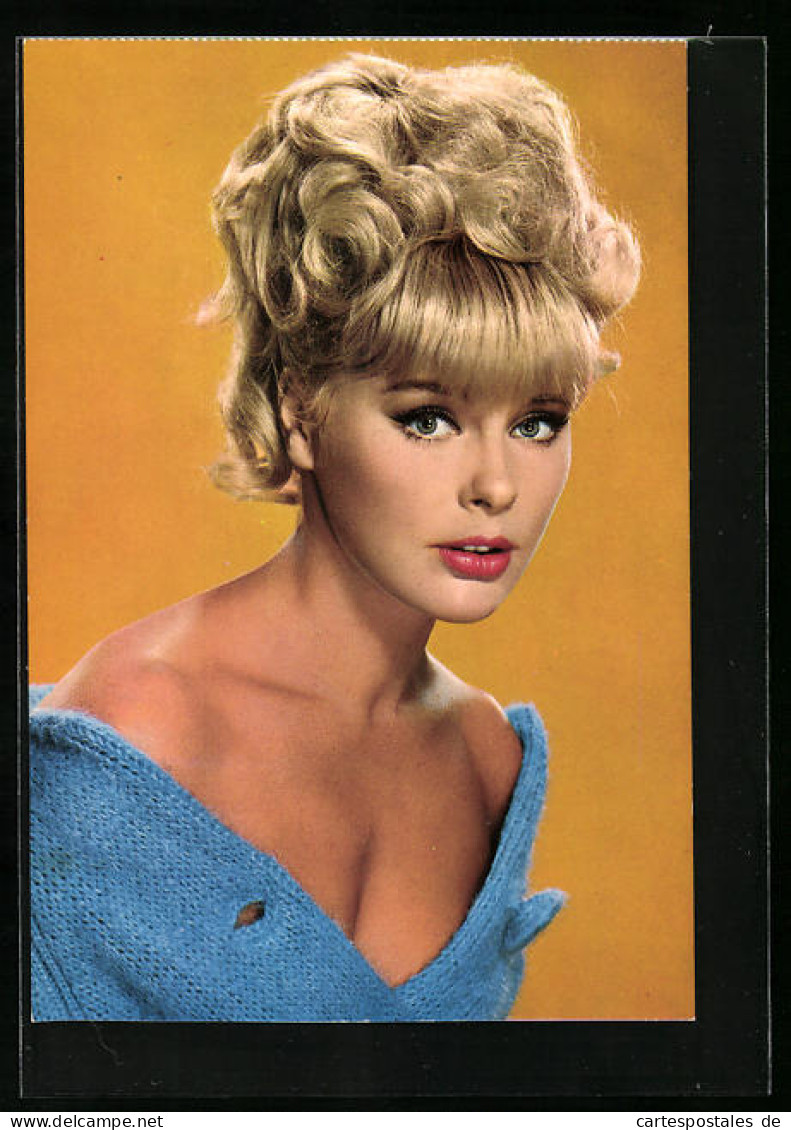 AK Elke Sommer, Portrait Der Schauspielerin Im Blauen Strickkleid  - Attori