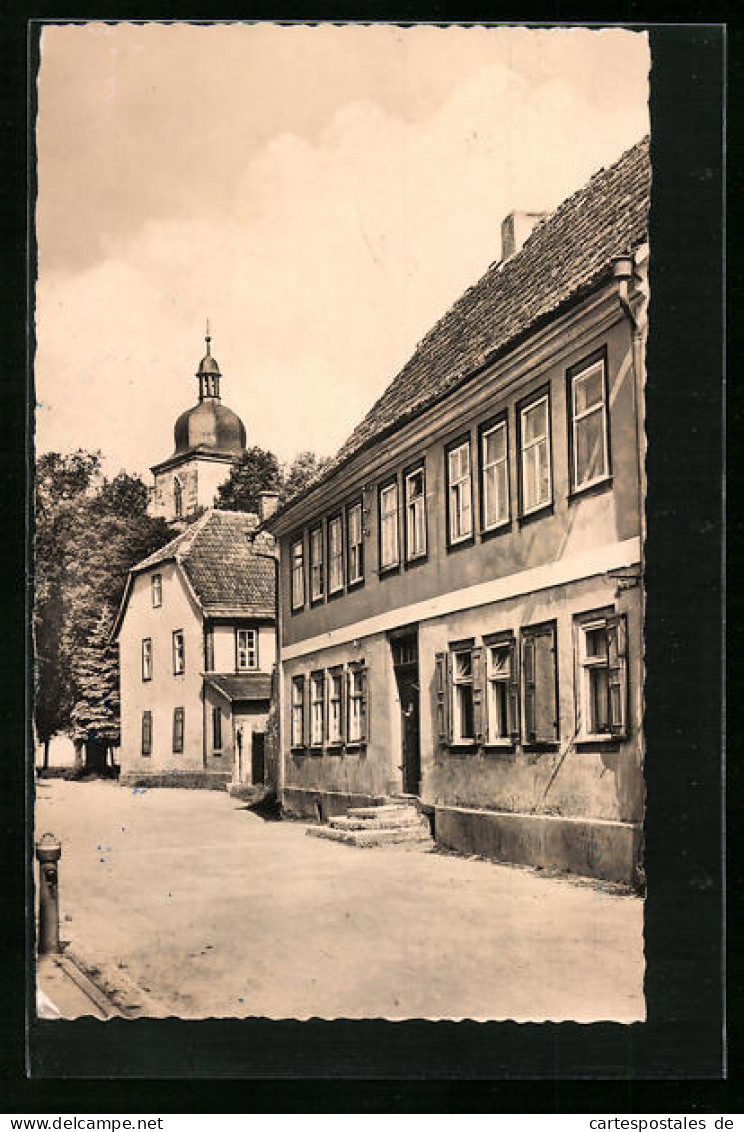 AK Gebesee I. Thür., Vor Einem Wohnhaus, Der Kirchturm Im Hintergrund  - Sonstige & Ohne Zuordnung