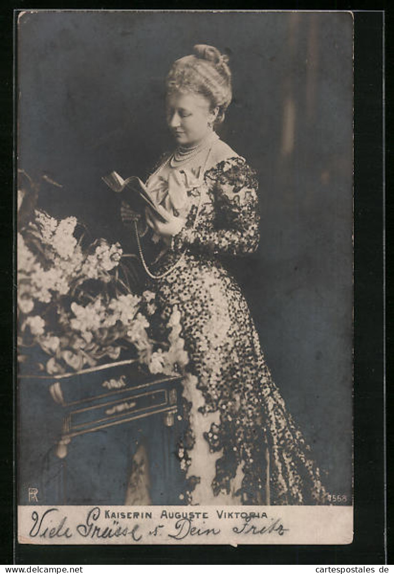 AK Kaiserin Auguste Victoria Königin Von Preussen, Stehend Im Kleid In Ein Buch Vertieft  - Familles Royales