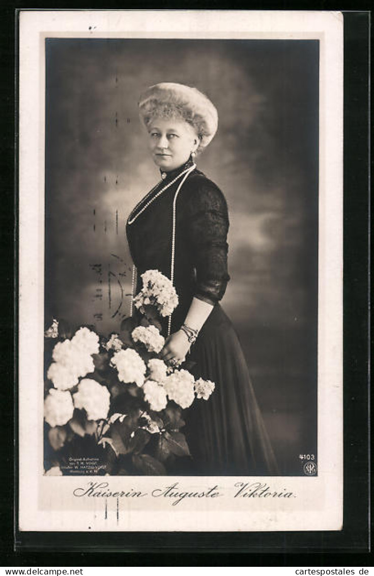 AK Kaiserin Auguste Victoria Königin Von Preussen, Stehend Im Schwarzen Klied Mit Blumen  - Royal Families