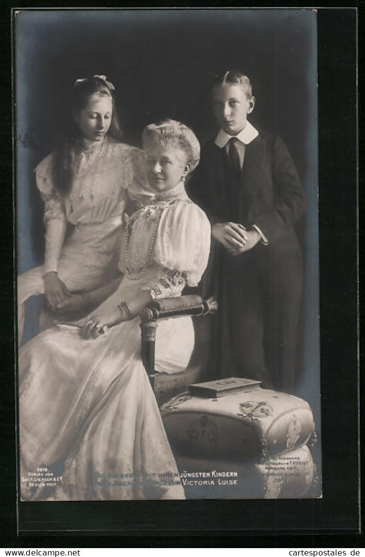 AK Kaiserin Auguste Victoria Königin Von Preussen, Im Weissen Kleid Mit Ihren Jüngsten Kindern  - Familias Reales