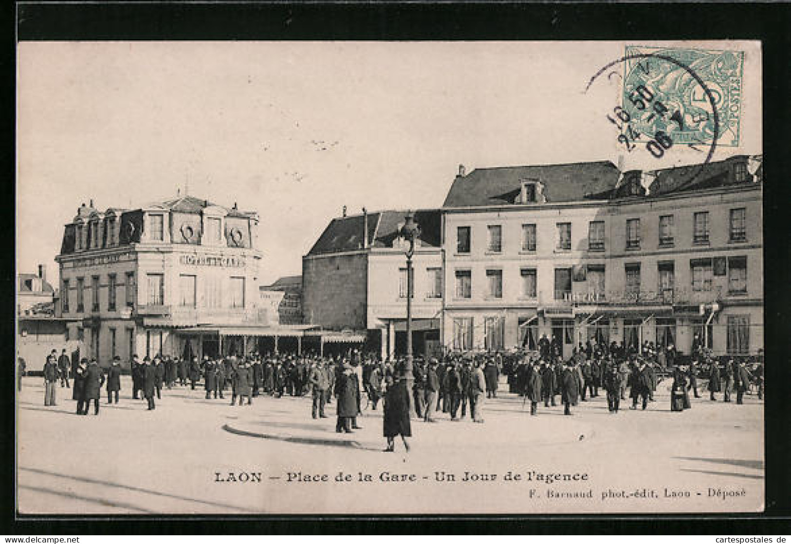CPA Laon, Place De La Gare, Un Jour De L'agence  - Laon