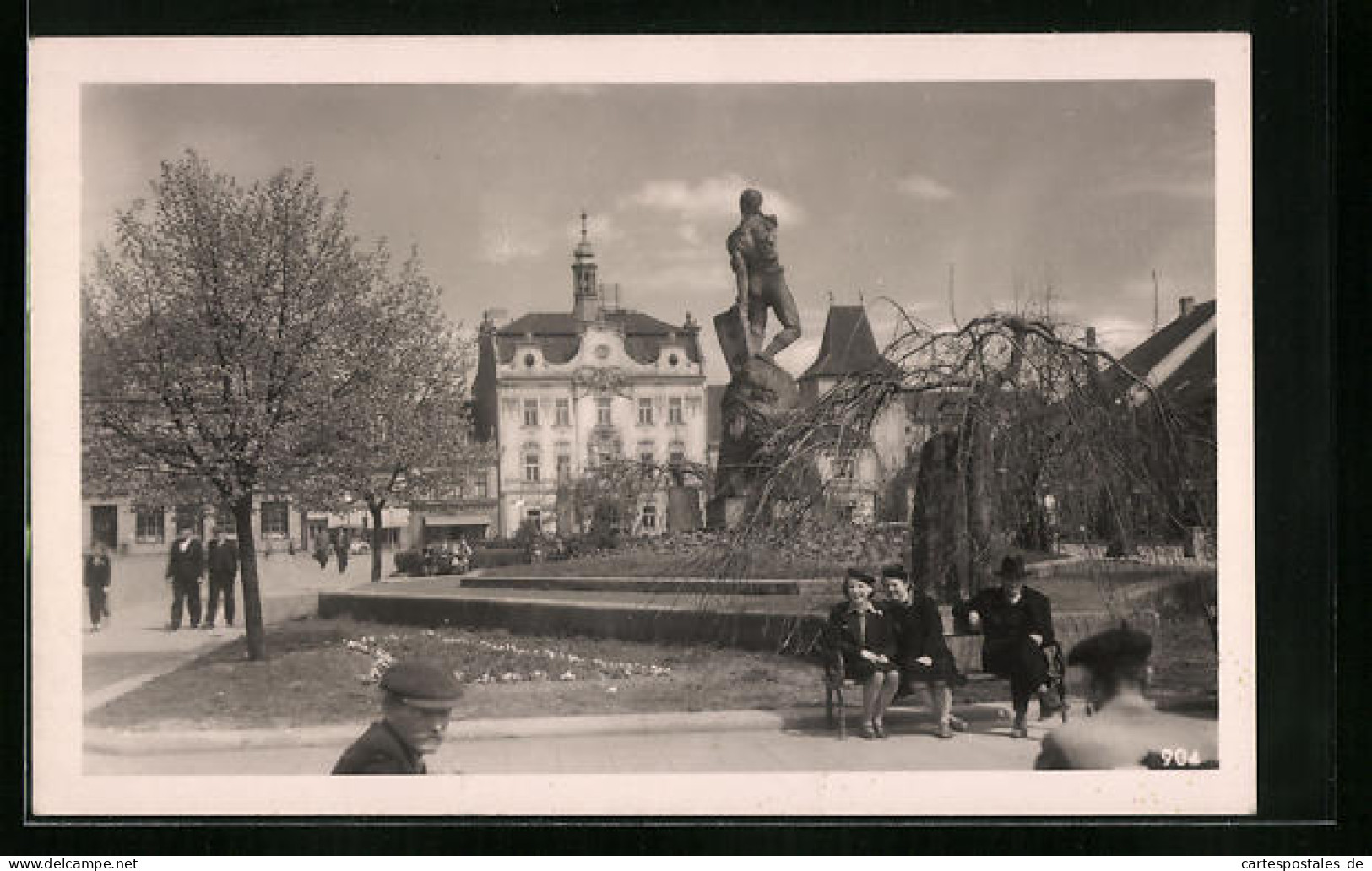 AK Beraun, Passanten Am Denkmal  - Tchéquie