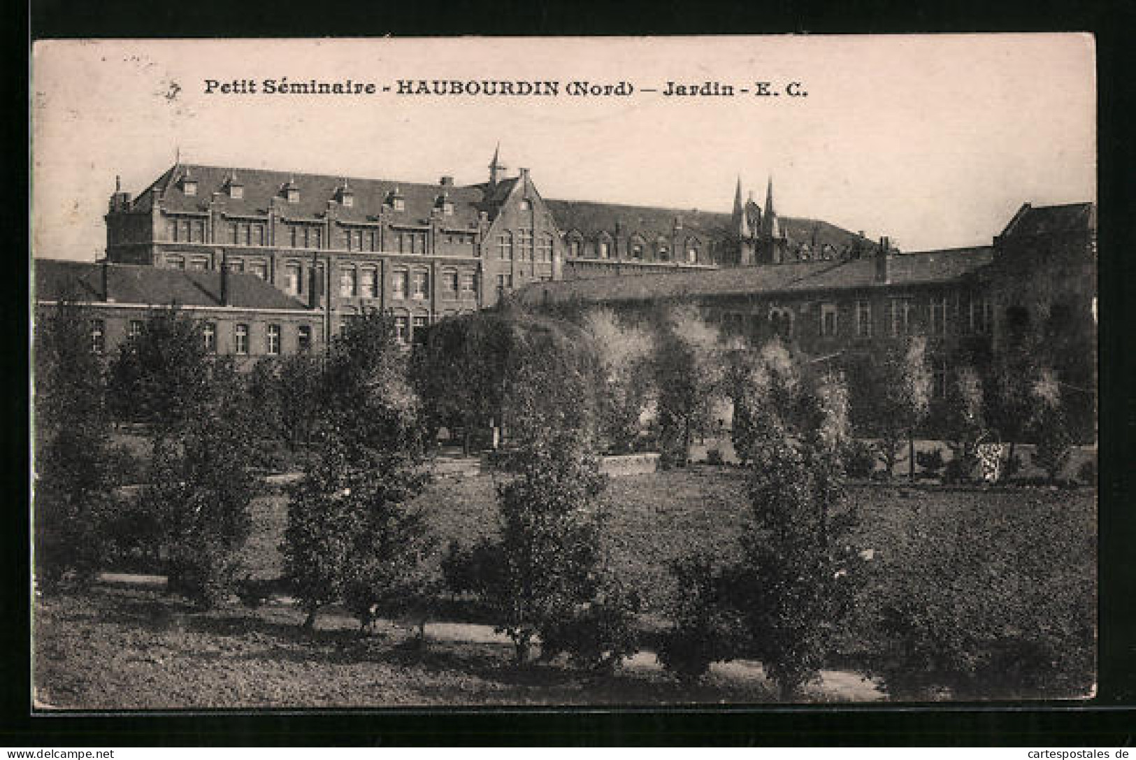 CPA Haubourdin, Petit Séminaire, Jardin  - Haubourdin