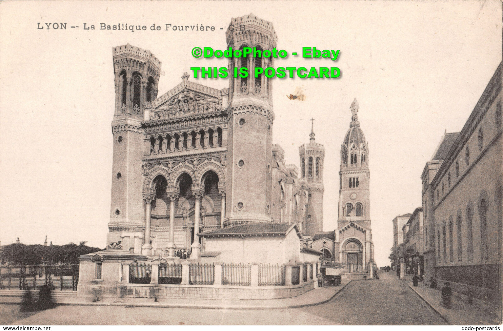 R415496 Lyon. La Basilique De Fourviere. Postcard - Monde