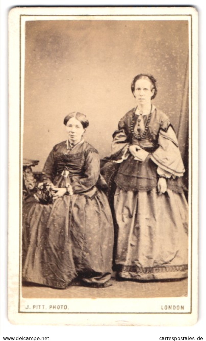 Photo James Pitt, London-NE, 215, Bethnal Green Road, Zwei Damen In Zeitgenössischen Kleidern  - Anonieme Personen