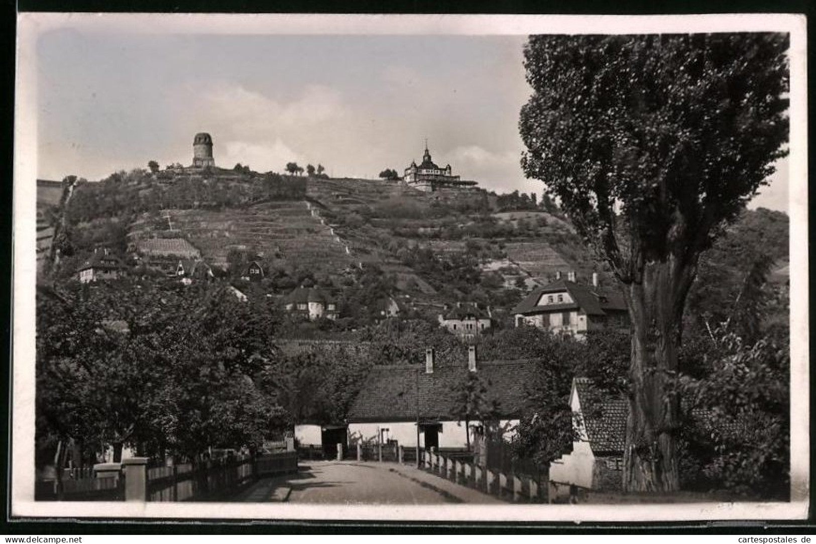 Fotografie Brück & Sohn Meissen, Ansicht Radebeul, Strassenpartie Im Ort Mit Wohnhaus Und Blick Zum Bismarckturm  - Lieux