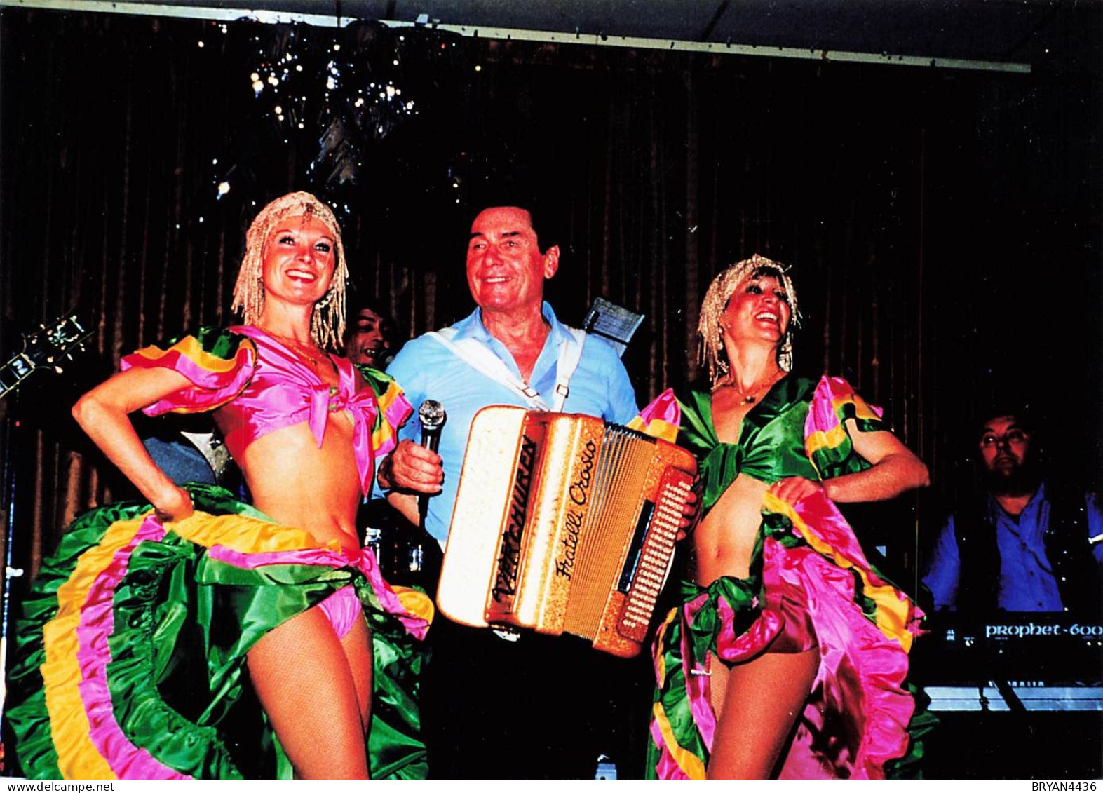 André  VERCHUREN - ACCORDEONISTE - ACCORDEON - DANSEUSES -CHORISTES -PHOTO (13x19cm) - Dos Vierge - Célébrités