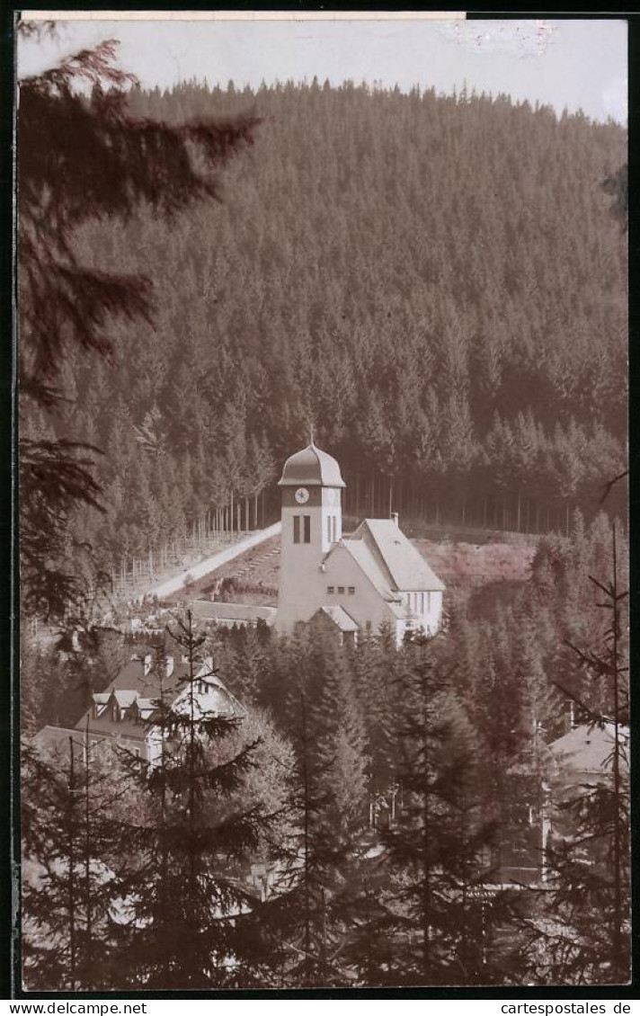 Fotografie Brück & Sohn Meissen, Ansicht Kipsdorf I. Erzg., Blick Nach Der Kirche Vom Wald Aus Gesehen  - Lieux