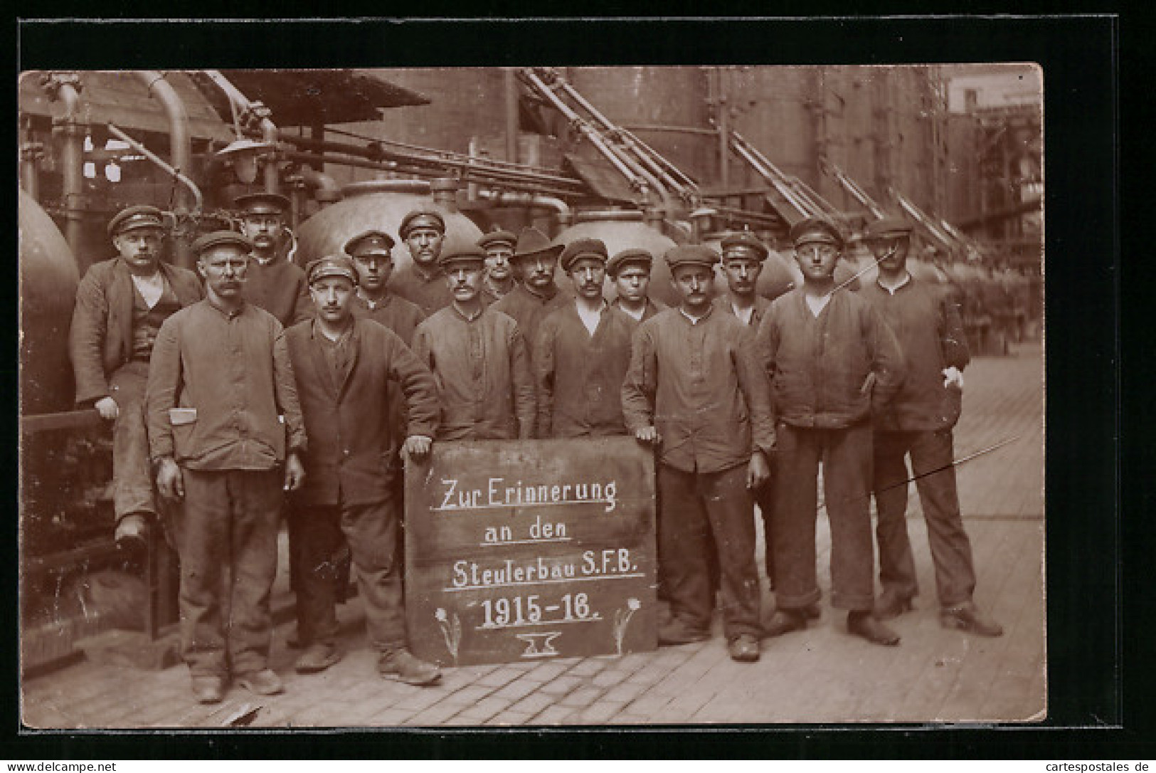 Foto-AK Bitterfeld, Zur Erinnerung An Den Steulerbau S. F. B. 1915-16, Arbeiter Mit Einer Tafel  - Bitterfeld