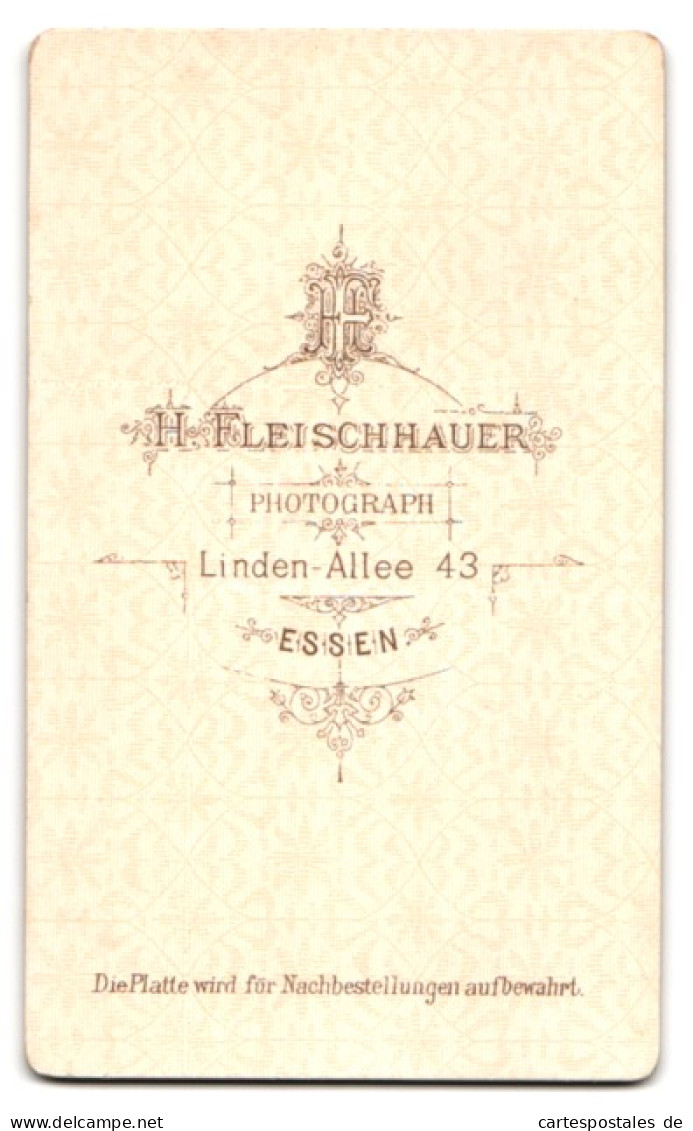 Fotografie H. Fleischhauer, Essen, Linden-Allee 43, Junge Dame Mit Flechtfrisur Und Kragenbrosche  - Anonyme Personen