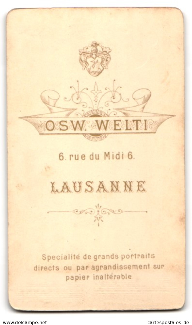 Fotografie Osw. Welti, Lausanne, 6, Rue Du Midi, Junge Dame Im Kleid Mit Kragenbrosche  - Personnes Anonymes