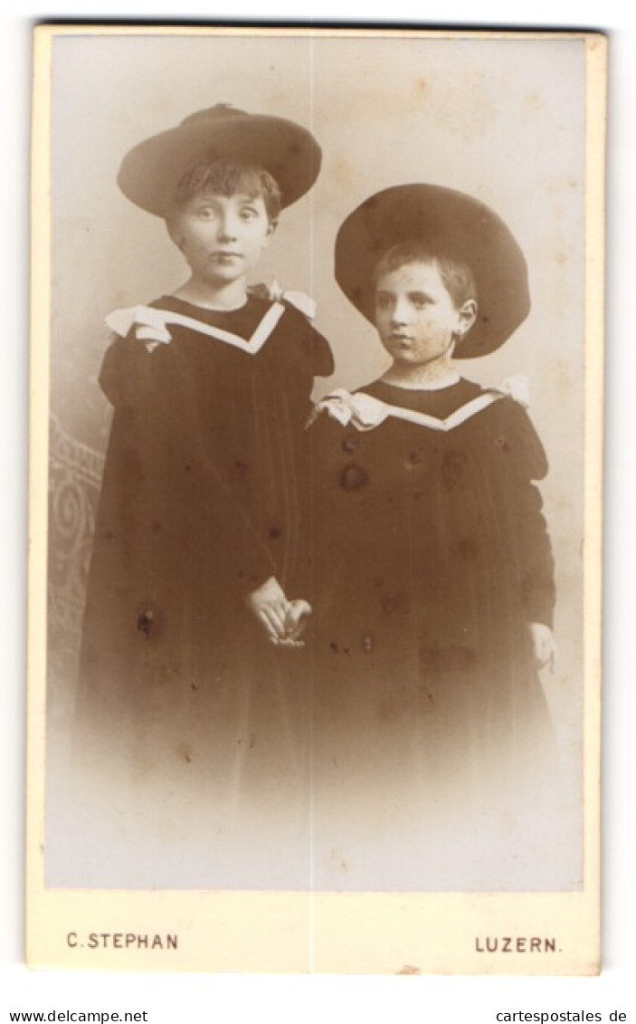 Fotografie C. Stephan, Luzern, Zwei Kinder In Modischen Kleidern  - Anonieme Personen