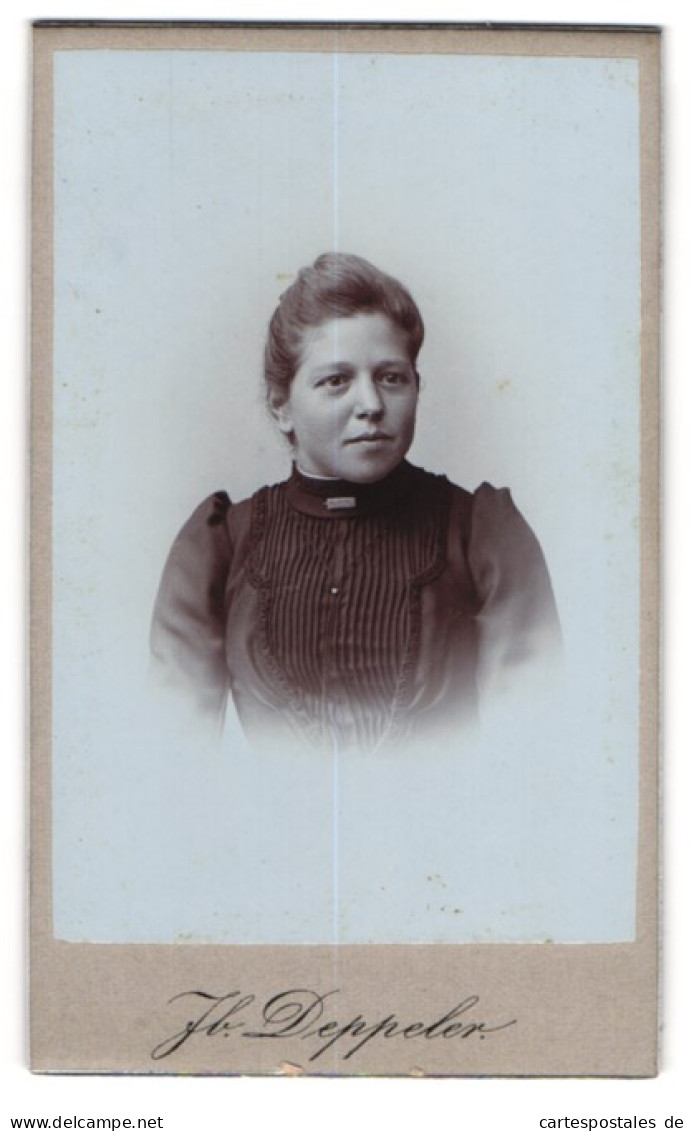 Fotografie Jb. Deppeler, Bern, Marktgasse 46, Junge Dame Im Kleid Mit Kragenbrosche  - Anonyme Personen