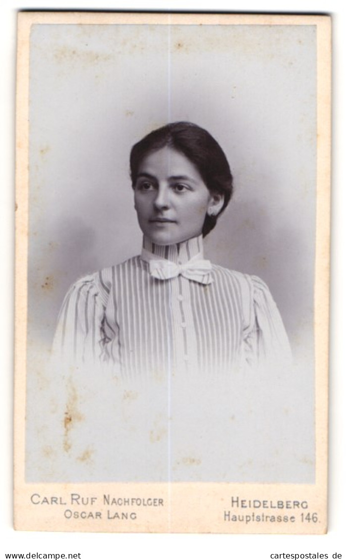 Fotografie Oscar Lang, Heidelberg, Hauptstr. 146, Junge Dame In Modischer Kleidung  - Anonyme Personen