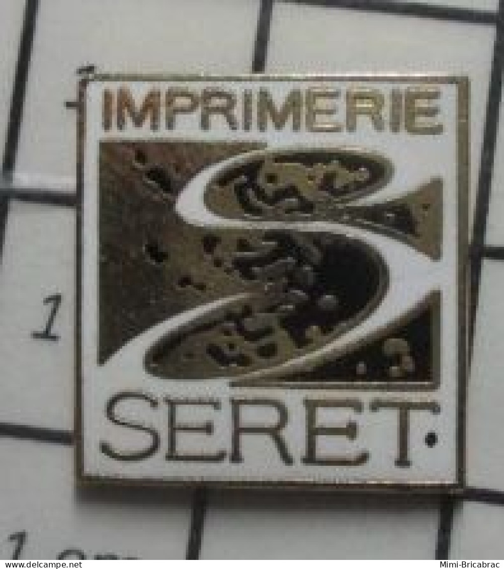 1818c Pin's Pins / Beau Et Rare / MARQUES / IMPRIMERIE SERET - Markennamen