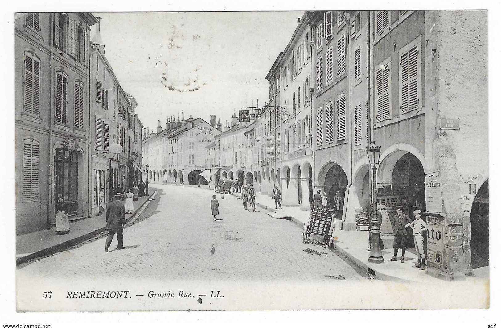 CPA ANIMEE REMIREMONT, ANIMATION DANS LA GRANDE RUE, VOSGES 88 - Remiremont