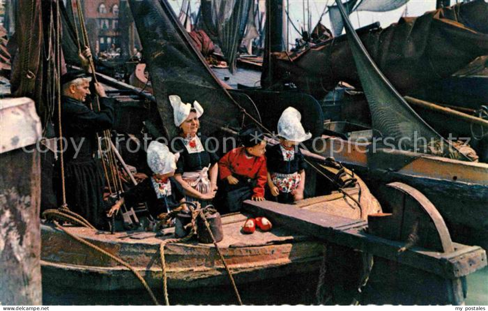 72741090 Volendam Familie Auf Dem Fischerboot Volendam - Other & Unclassified