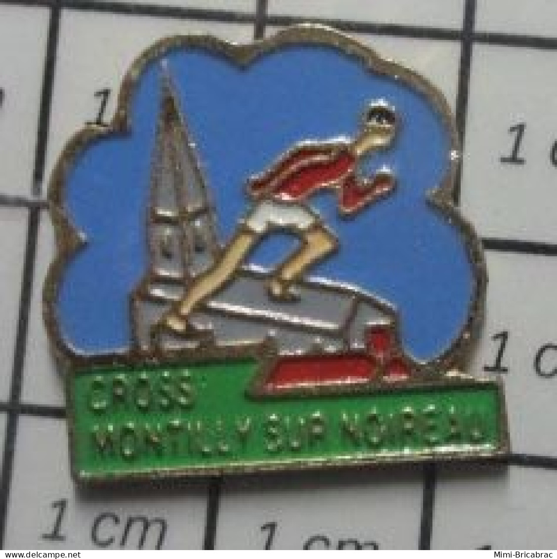 113D Pin's Pins / Beau Et Rare / SPORTS / ATHLETISME CROSS MONTILLY SUR NOIREAU EGLISE - Athlétisme