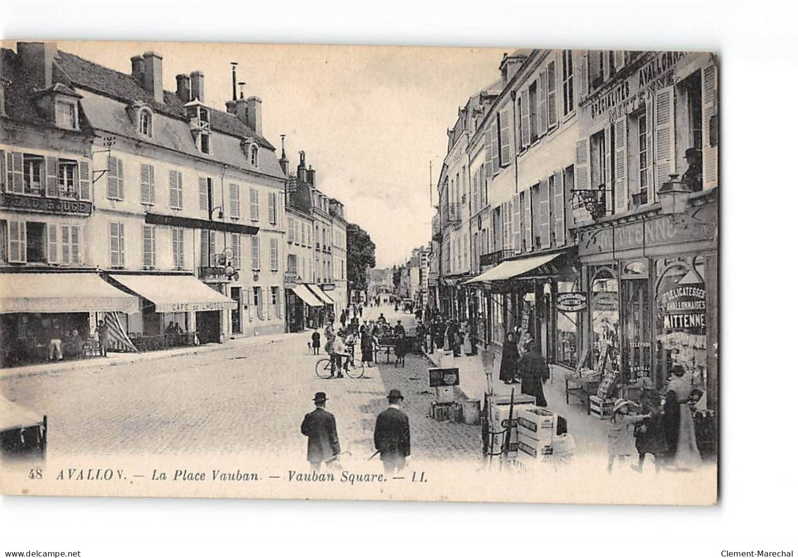 AVALLON - La Place Vauban - Très Bon état - Avallon