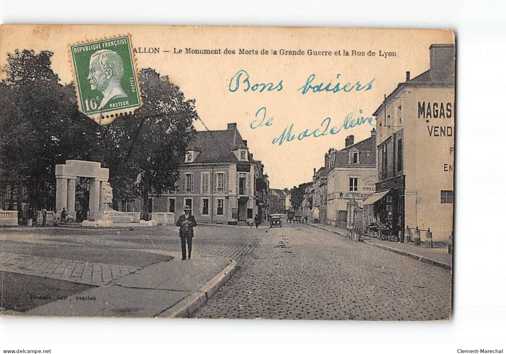 AVALLON - Le Monument Des Morts De La Grande Guerre Et La Rue De Lyon - état - Avallon