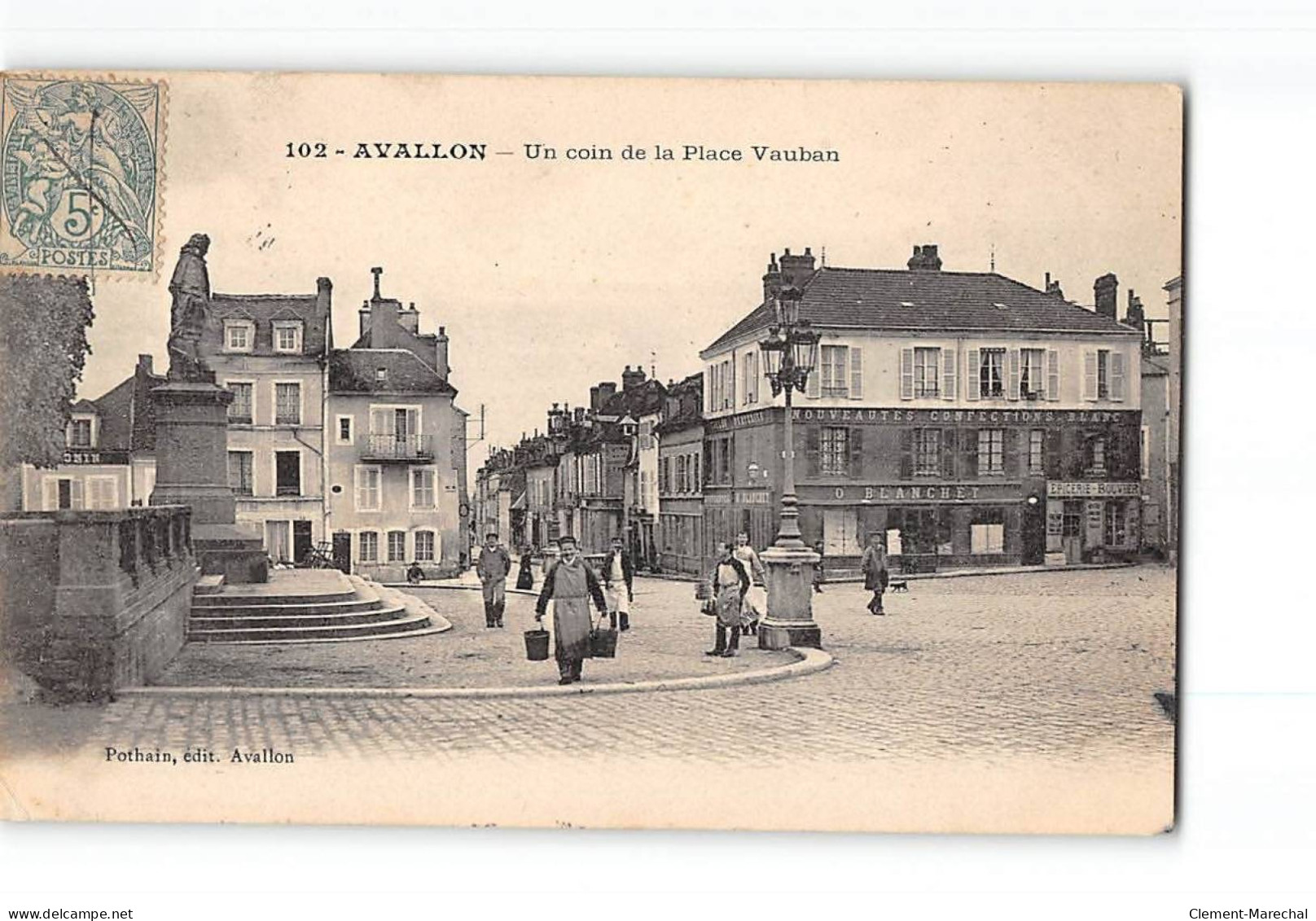 AVALLON - Un Coin De La Place Vauban - Très Bon état - Avallon