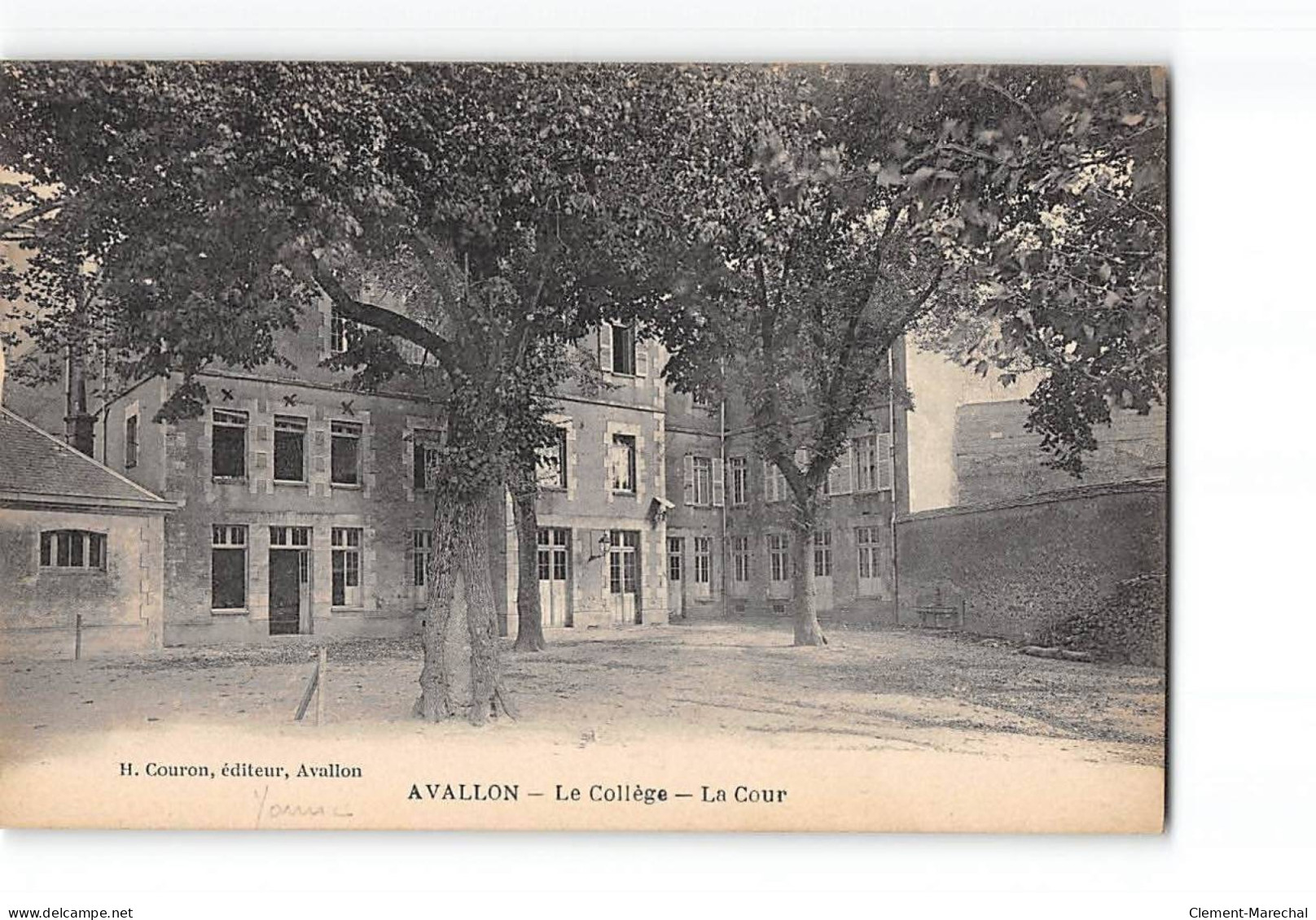 AVALLON - Le Collège - La Cour - Très Bon état - Avallon