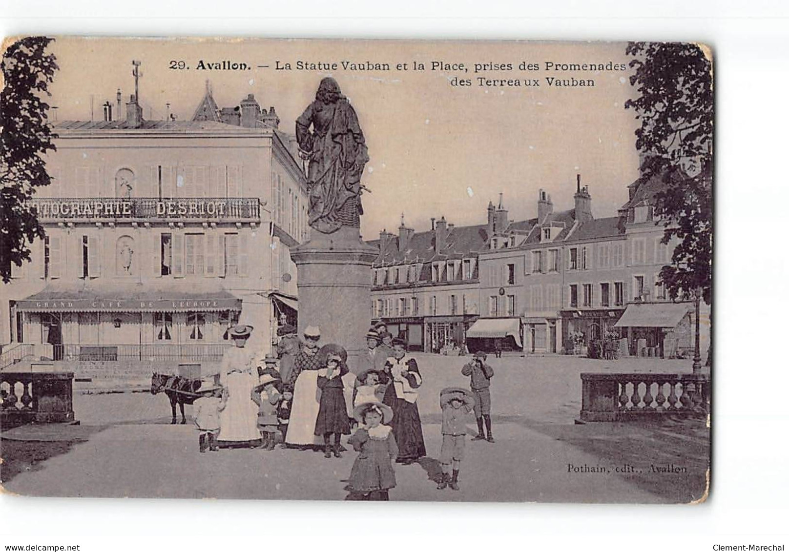 AVALLON - La Statue Vauban Et La Place Prises Des Promenades Des Terreaux Vauban - état - Avallon