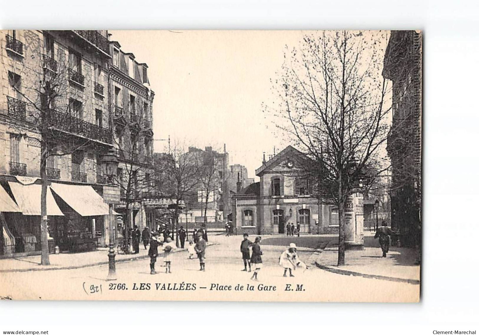 LES VALLEES - Place De La Gare - Très Bon état - Sonstige & Ohne Zuordnung