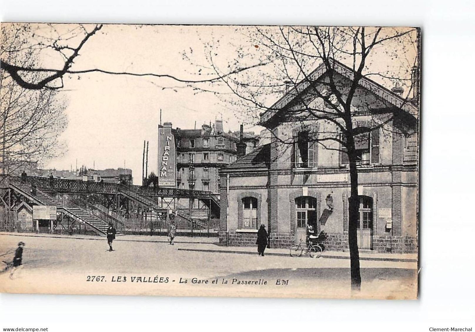 LES VALLEES - La Gare Et La Passerelle - Très Bon état - Autres & Non Classés