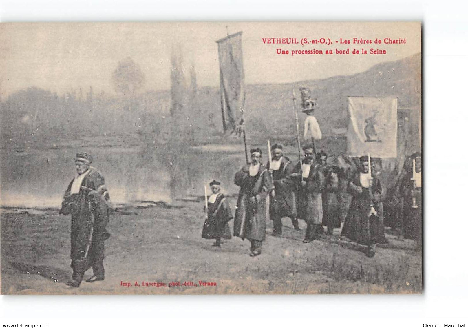 VETHEUIL - Les Frères De Charité - Une Procession Au Bord De La Seine - Très Bon état - Vetheuil