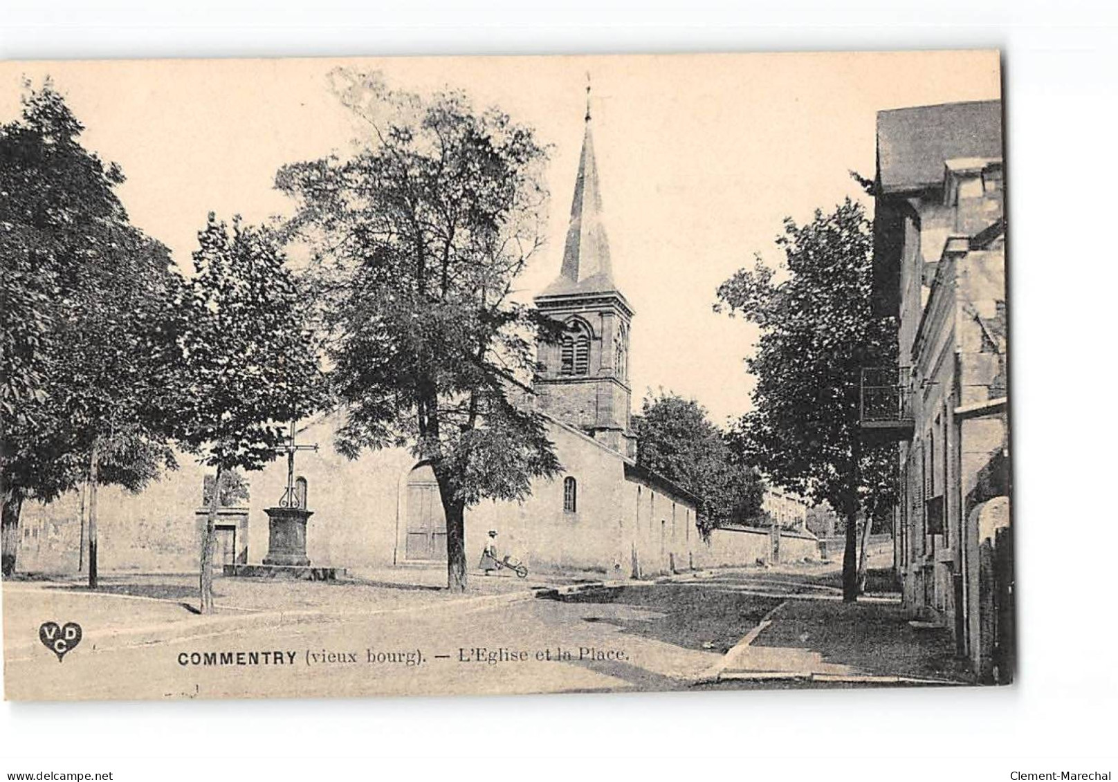 COMMENTRY - L'Eglise Et La Place - Très Bon état - Commentry