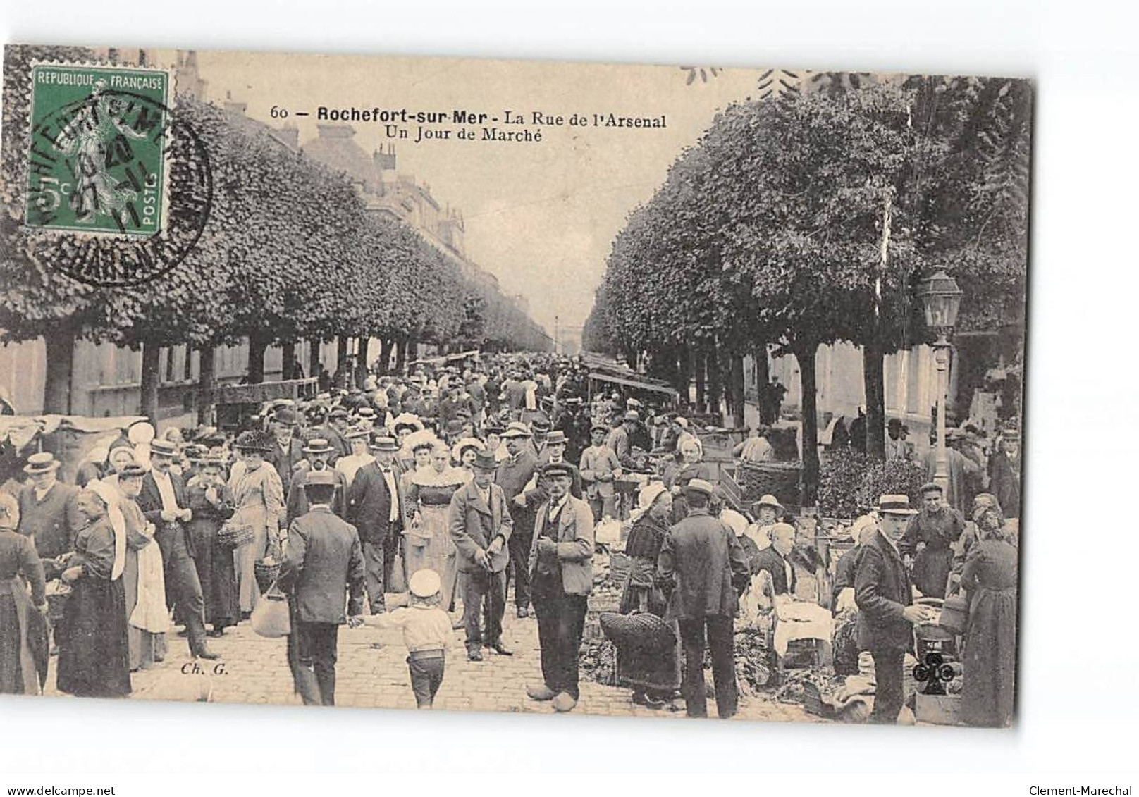 ROCHEFORT SUR MER - La Rue De L'Arsenal - Un Jour De Marché - Très Bon état - Rochefort