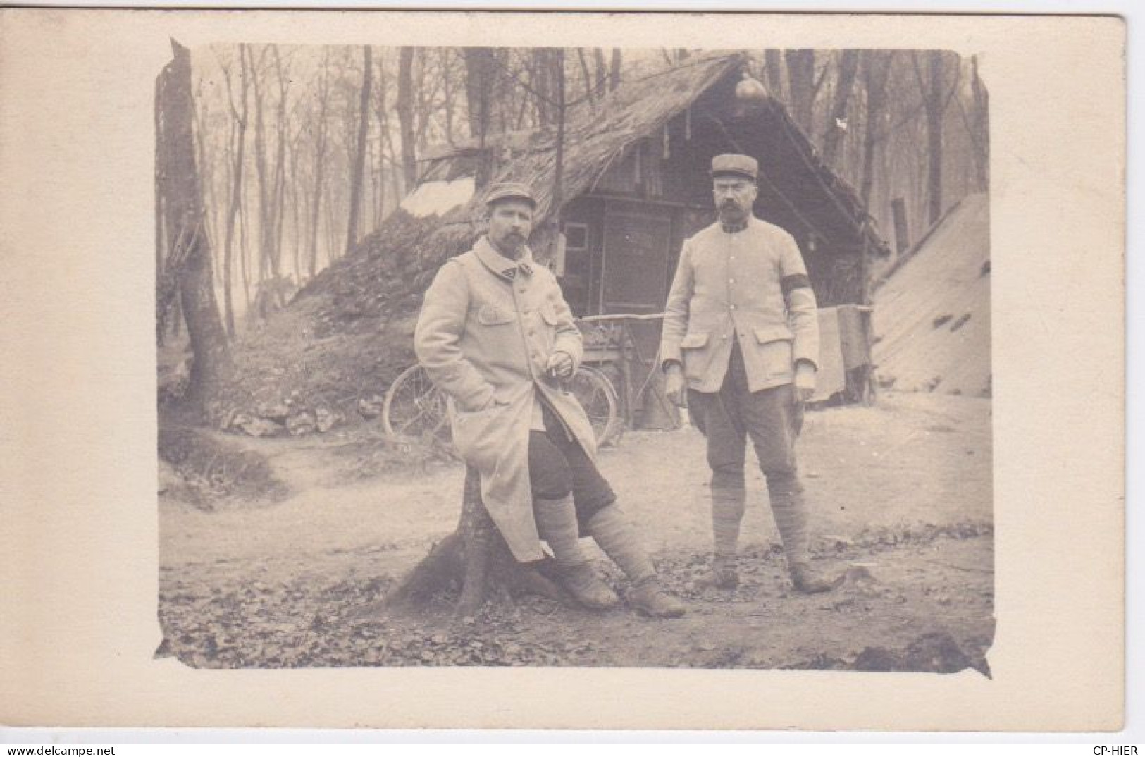 MILITARIA -  CARTE-PHOTO - MILITAIRE DU 2 EME REGIMENT - POSTE CABANE DE FORTUNE DANS LES BOIS - War 1914-18