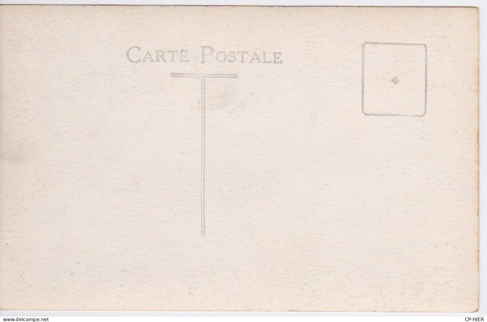 MILITARIA -  CARTE-PHOTO - MILITAIRE DU 2 EME REGIMENT - POSTE CABANE DE FORTUNE DANS LES BOIS - Guerre 1914-18