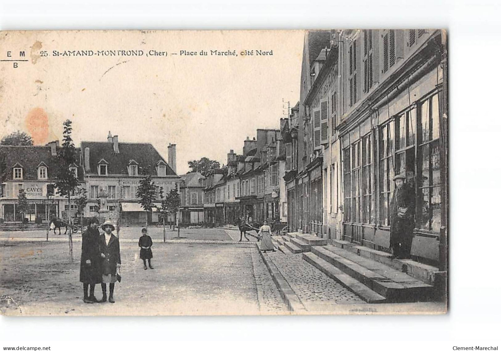 SAINT AMAND MONTROND - Place Du Marché - Très Bon état - Saint-Amand-Montrond