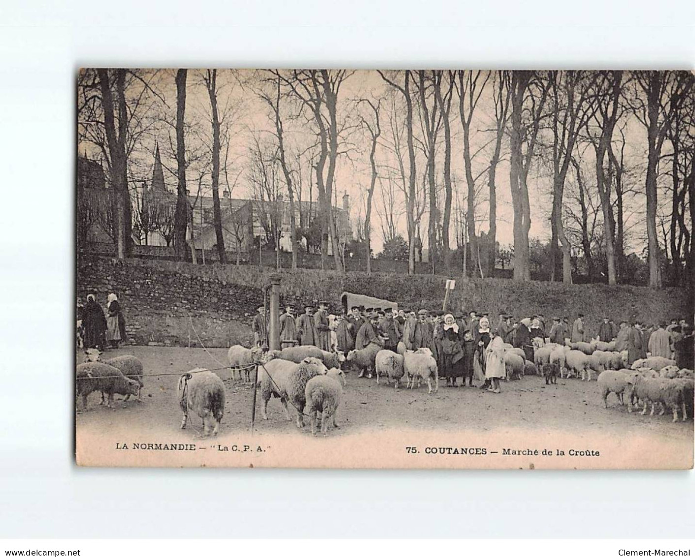 COUTANCES : Le Marché De La Croute - état - Coutances