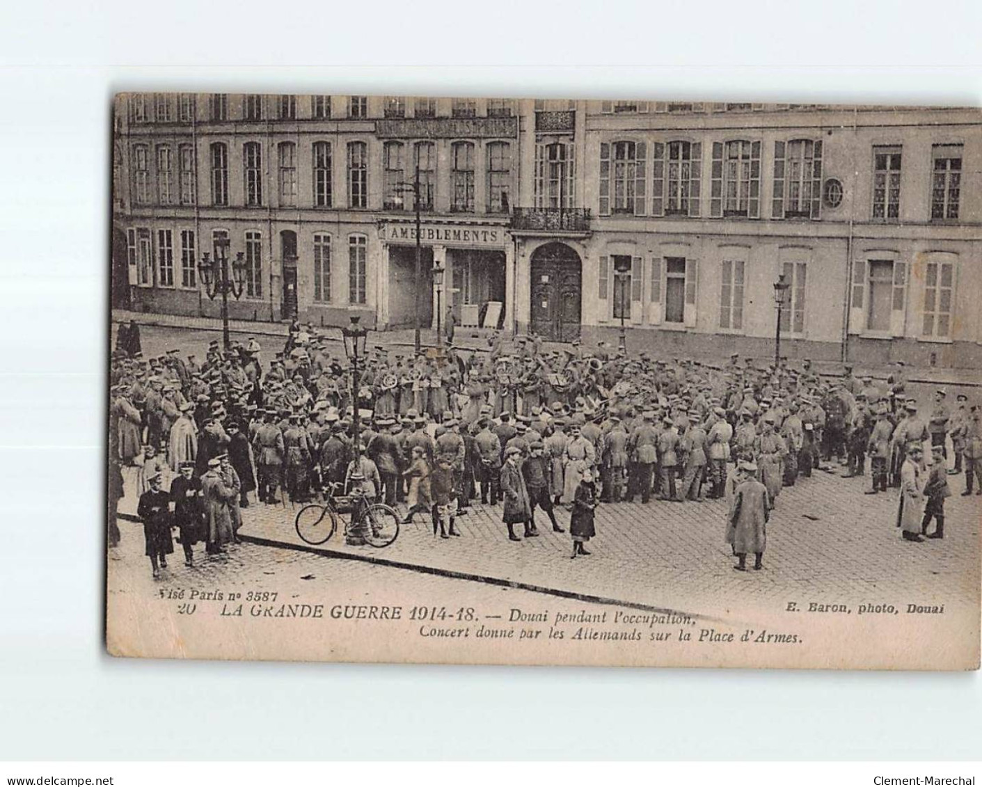 DOUAI : Concert Donnée Par Les Allemands Sur La Place D'Armes Pendant L'occupation 1914-18 - état - Douai