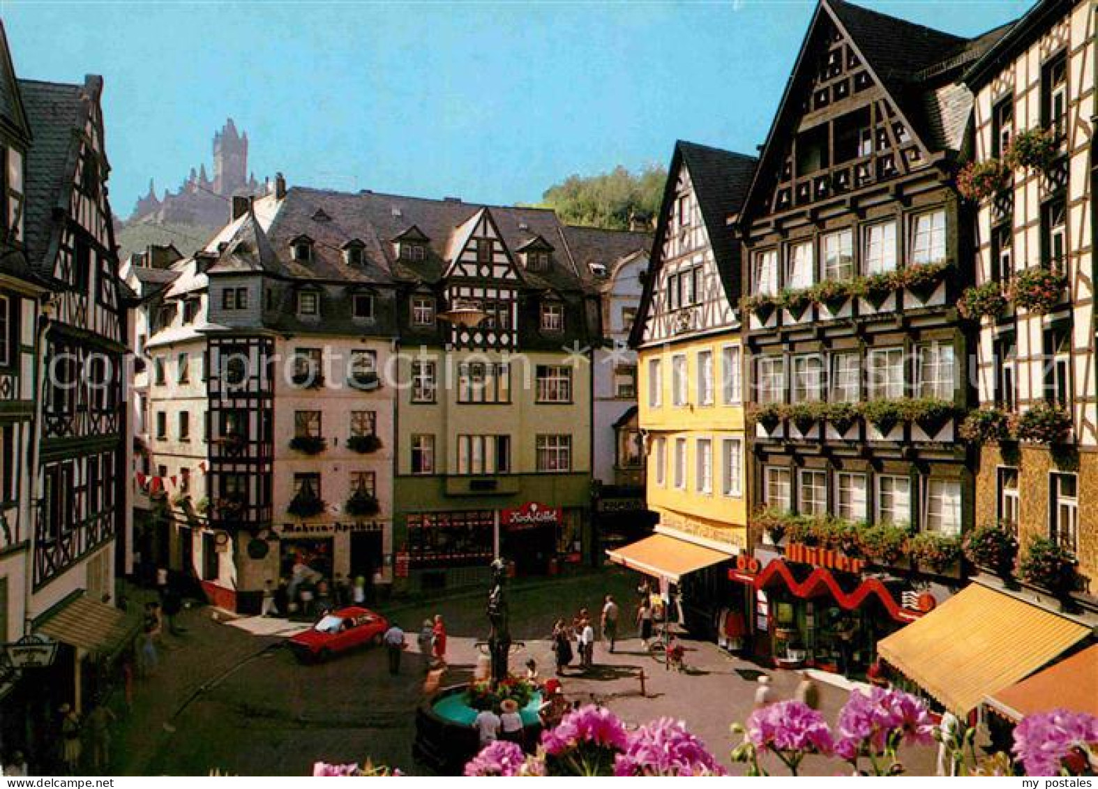 72736951 Cochem Mosel Marktplatz Mit St Martinsbrunnen Und Reichsburg Fachwerkha - Cochem
