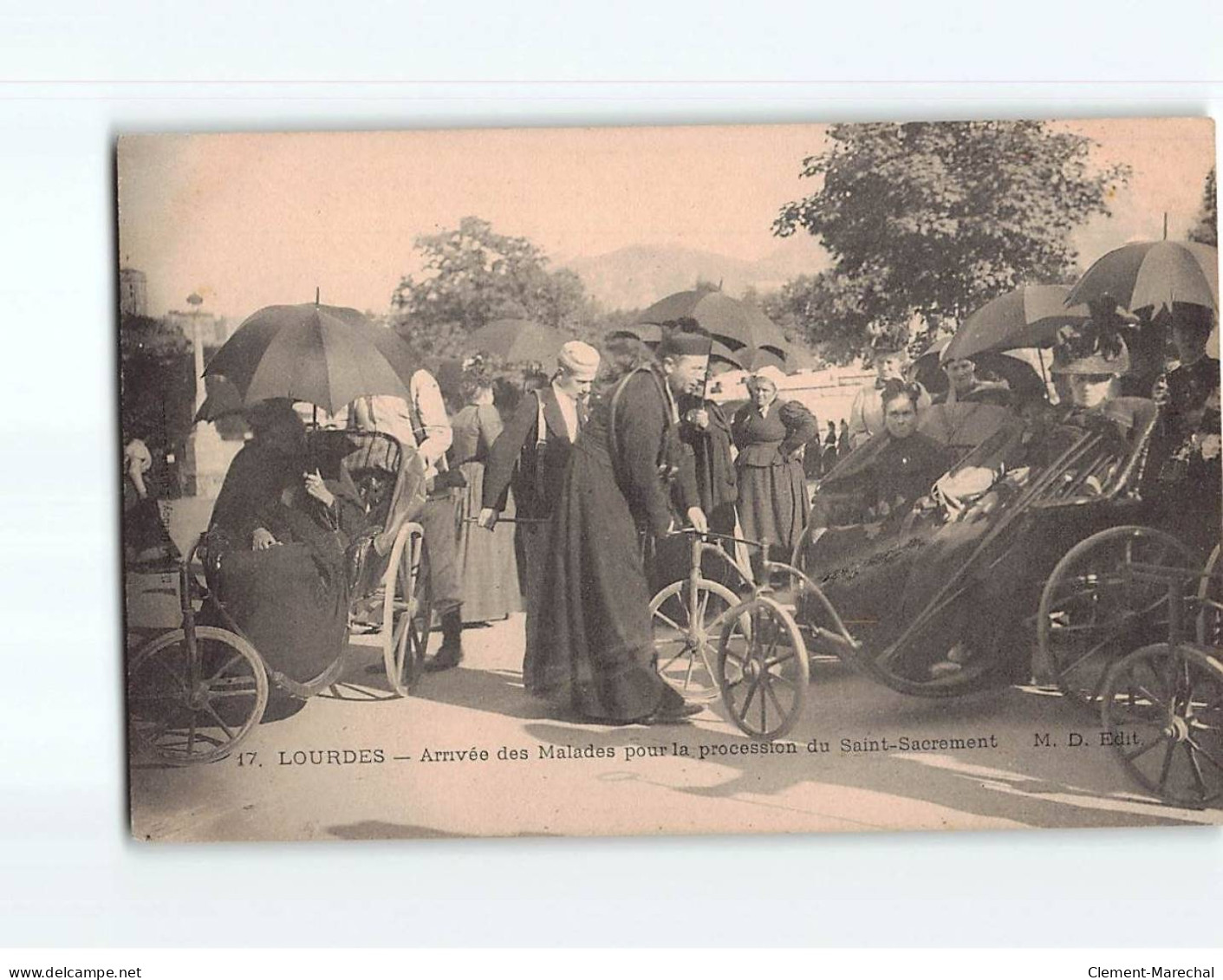 LOURDES : Arrivée Des Malades Pour La Procession Du Saint-Sacrement - état - Lourdes
