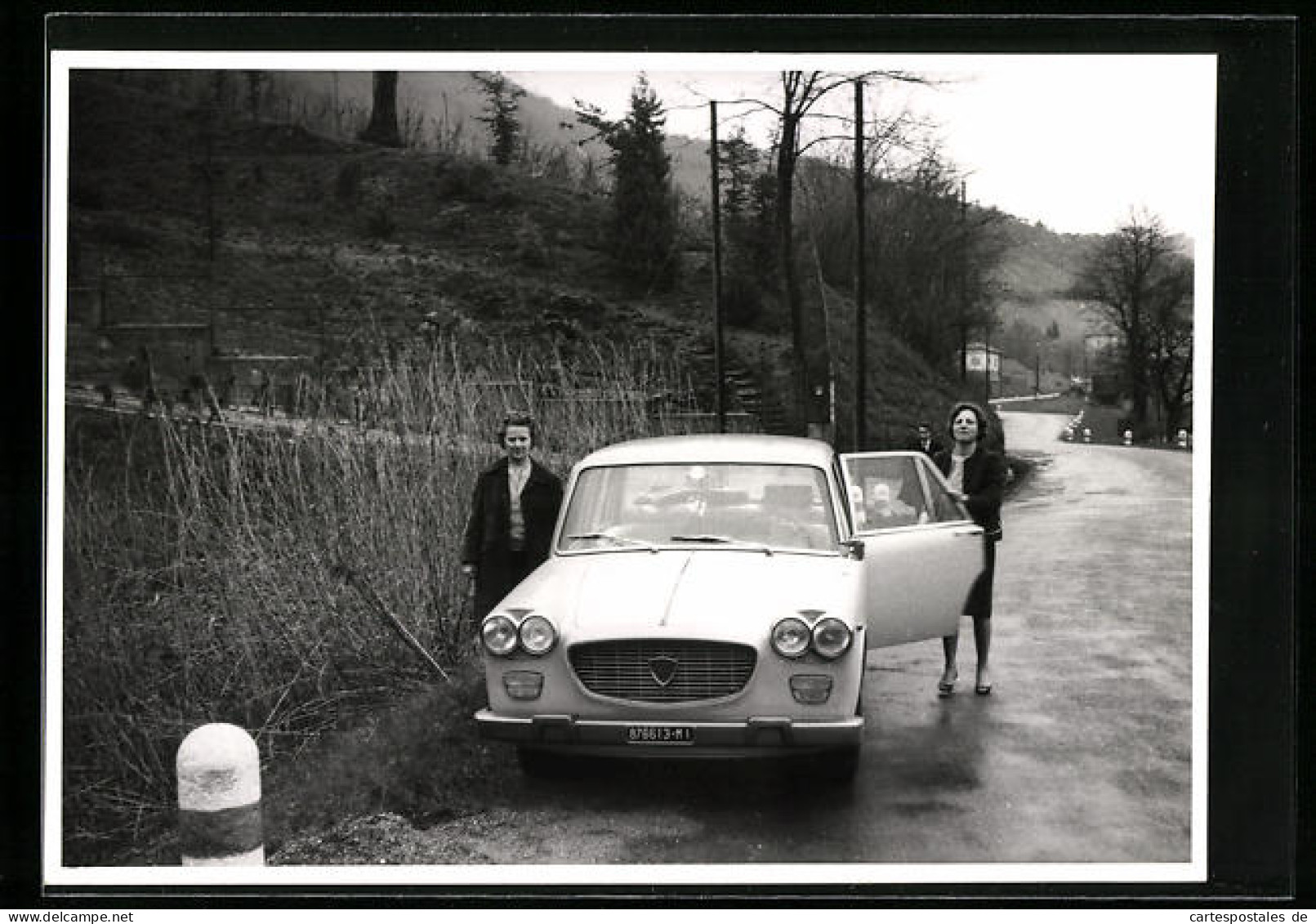 Foto-AK Lancia Auto Am Strassenrand, Daneben Zwei Frauen, Kfz-Kennzeichen 876613-Mi  - PKW