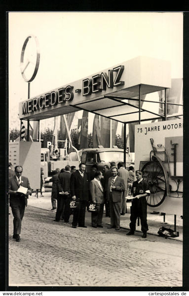 Foto-AK Mercedes-Banz Stand Auf Einer Auto-Messe  - Turismo