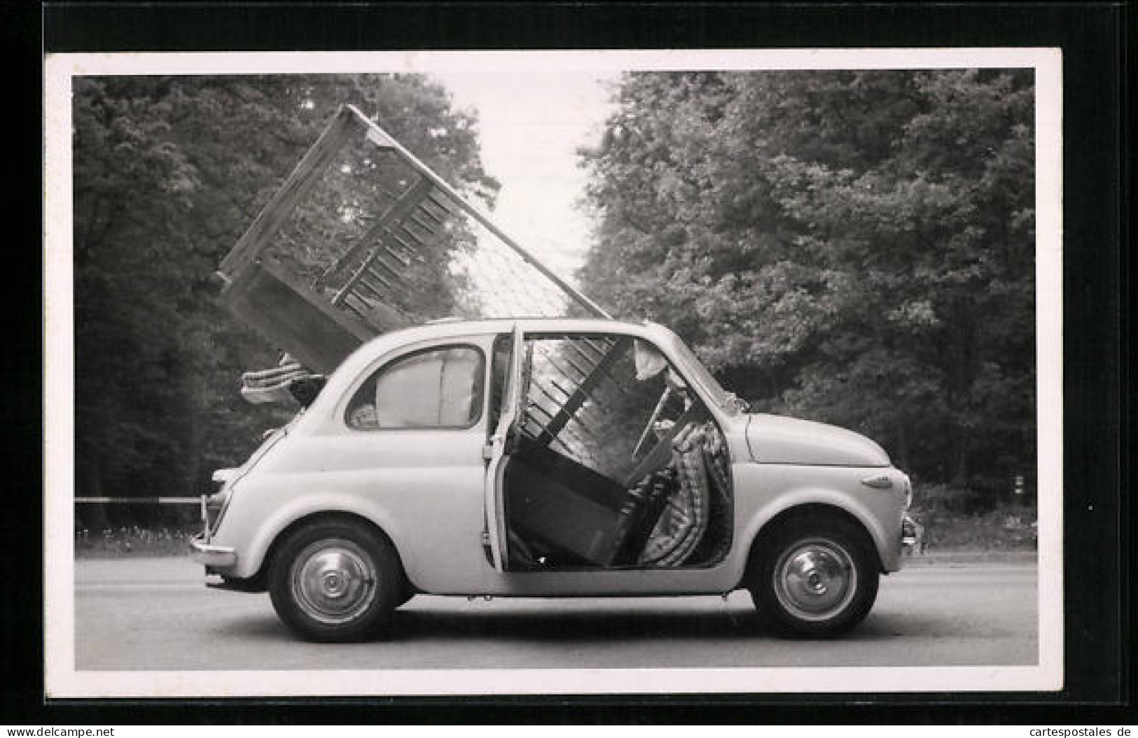 Foto-AK Auto, Fiat 500 Mit Offener Tür Und Beladung  - Passenger Cars