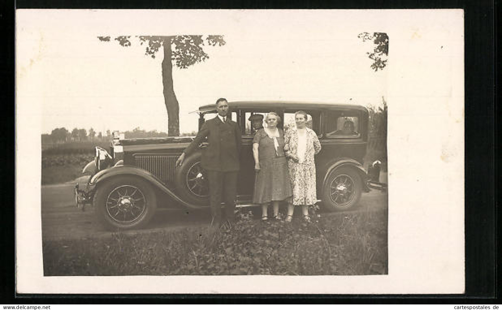 Foto-AK Horch Auto Auf Einem Feldweg, Daneben Der Besitzer Und Zwei Frauen  - Voitures De Tourisme