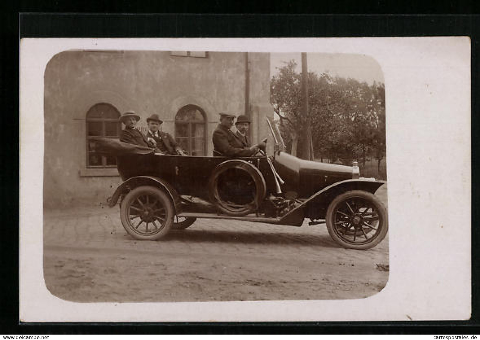 Foto-AK Auto Mit Vier Herren Auf Der Strasse  - Passenger Cars