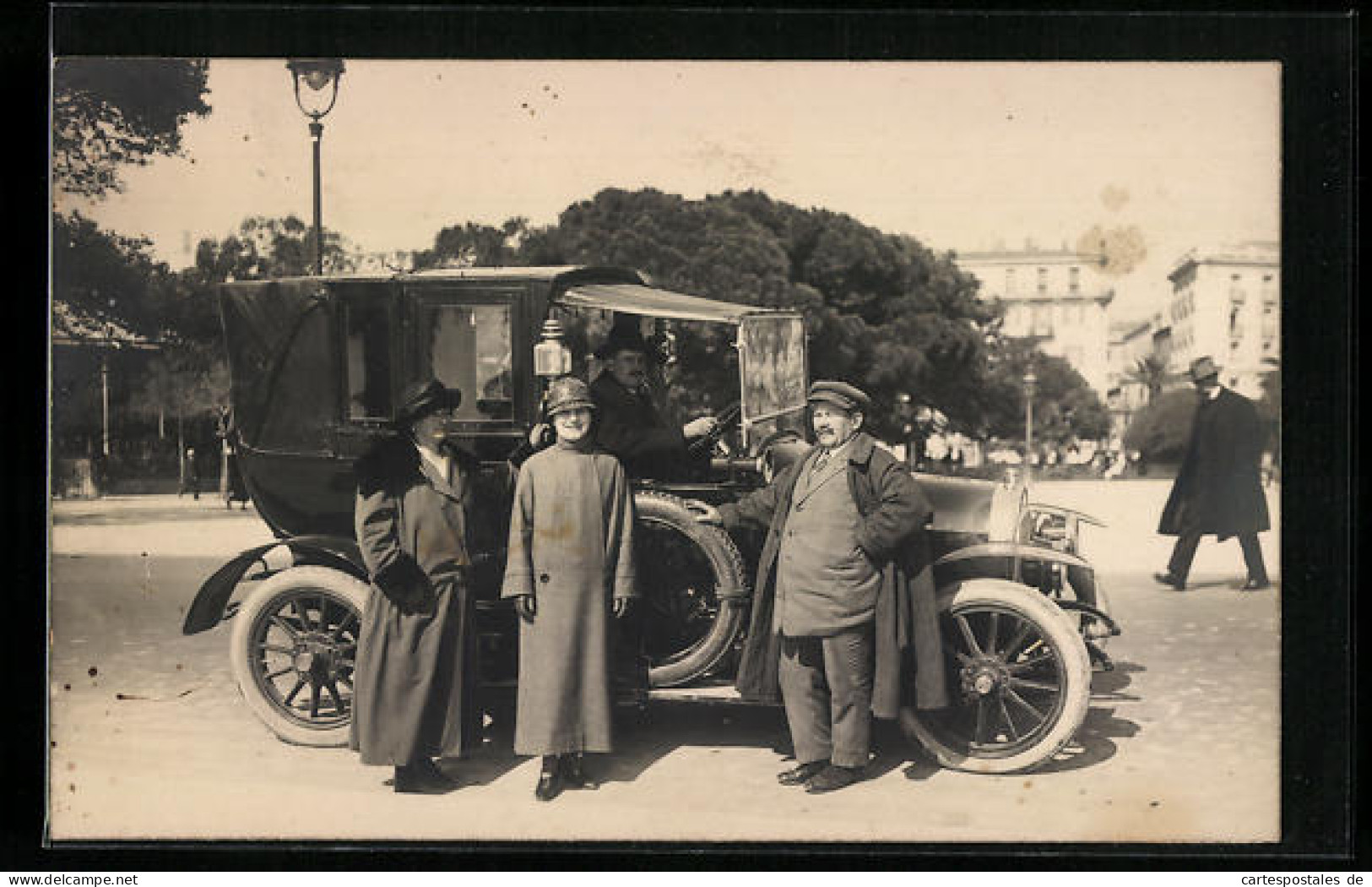 Foto-AK Auto Auf Der Strasse, Daneben Herr Und Zwei Damen  - Passenger Cars