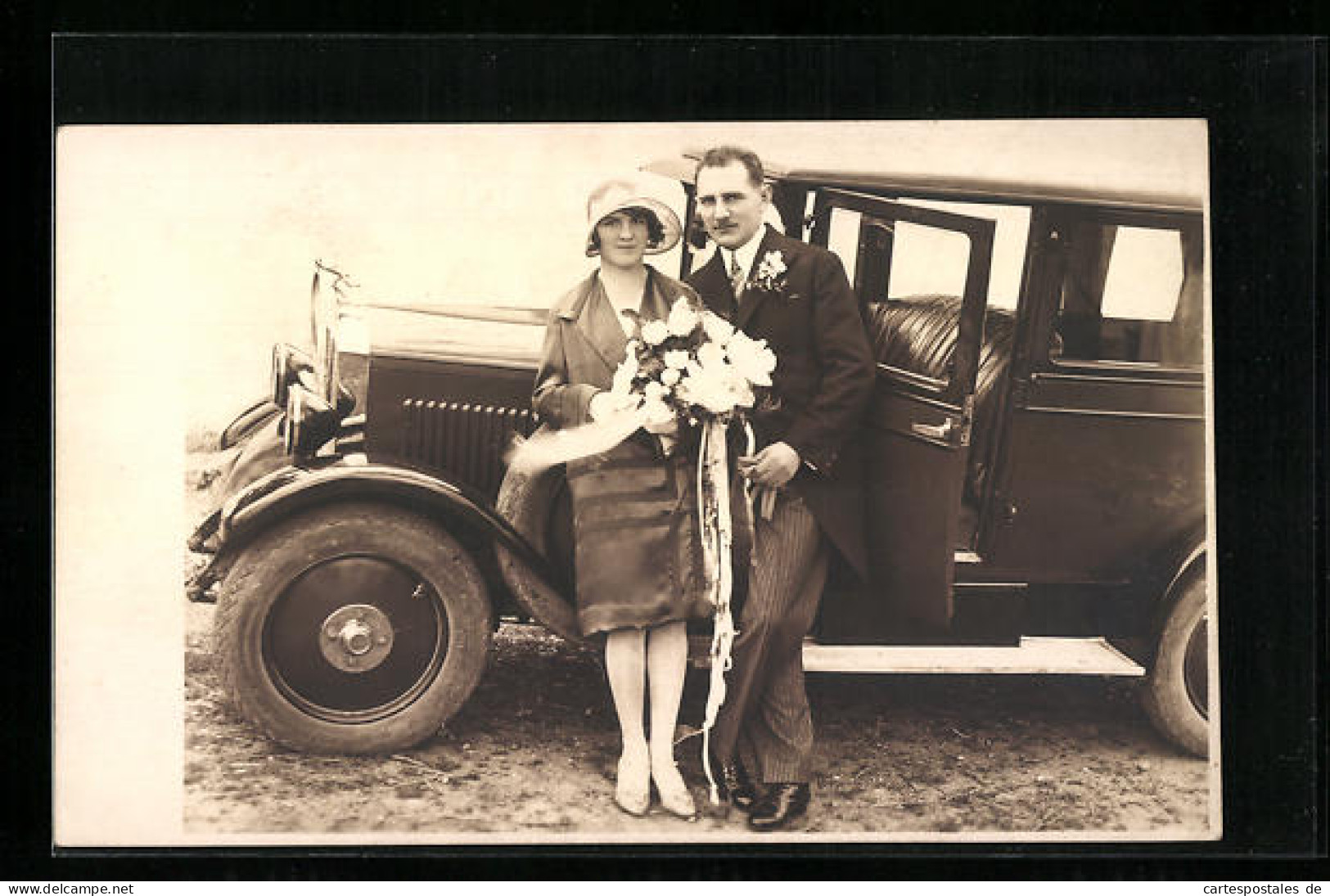 Foto-AK Auto Auf Einem Wiesenstück, Daneben Hochzeitspaar 1929  - Passenger Cars